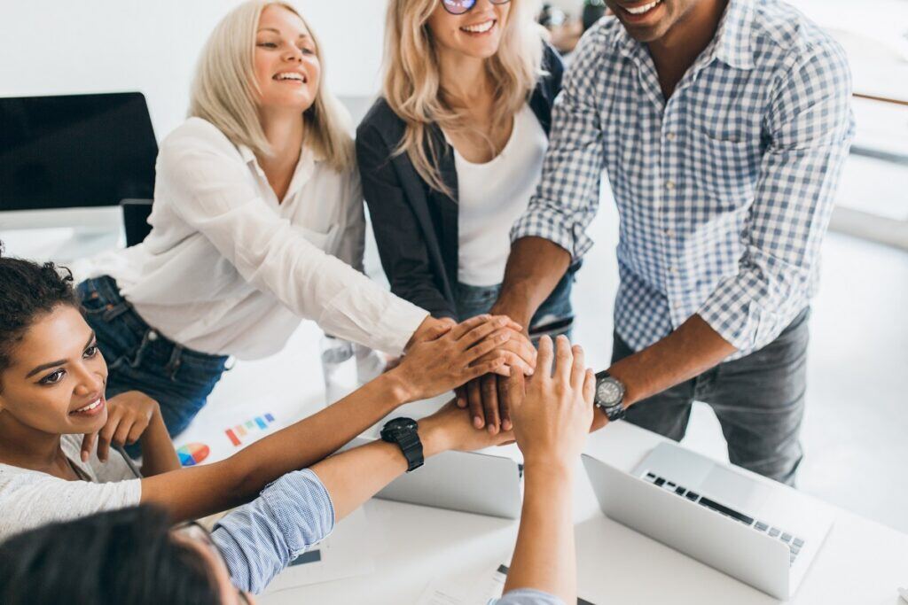 Grupo de pessoas diversas em reunião